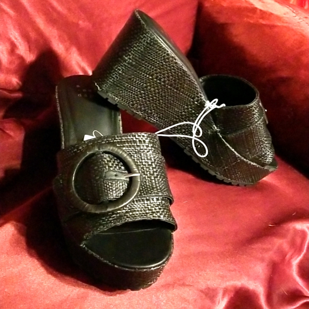 NWT size 7.5. 3 inch wedge slide memory foam rugged sole